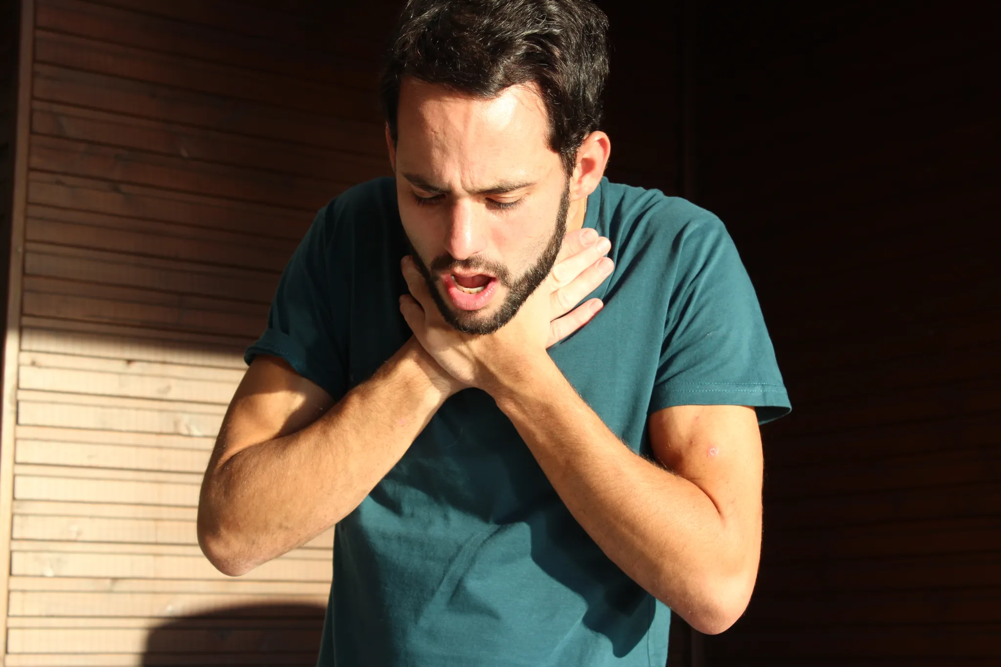 simulation-situation-urgence Homme en détresse respiratoire simulant une situation d'urgence